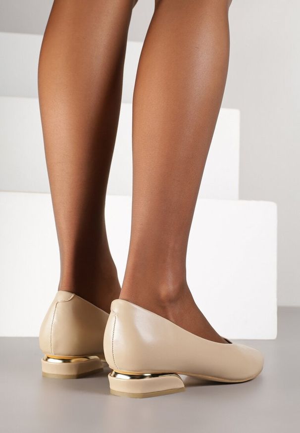 Born2be - Beżowe Czółenka Vices ze Skórzaną Wkładką Zdobione Metaliczną Aplikacją Daisse. Okazja: na co dzień, na spotkanie biznesowe, na wesele, na ślub cywilny, do pracy. Kolor: beżowy. Materiał: skóra. Wzór: aplikacja. Obcas: na obcasie. Styl: glamour, biznesowy, casual, wizytowy, klasyczny. Wysokość obcasa: niski