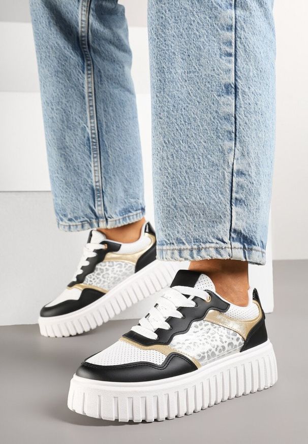 Born2be - Czarno-Białe Sneakersy na Tłoczonej Podeszwie ze Zdobieniami w Panterkę Gerraza. Okazja: na co dzień. Zapięcie: sznurówki. Kolor: czarny. Materiał: jeans. Wzór: aplikacja, motyw zwierzęcy