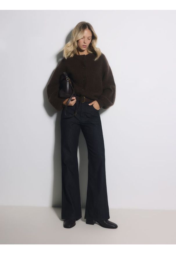 Reserved - Jeansy loose flare - granatowy. Kolor: niebieski