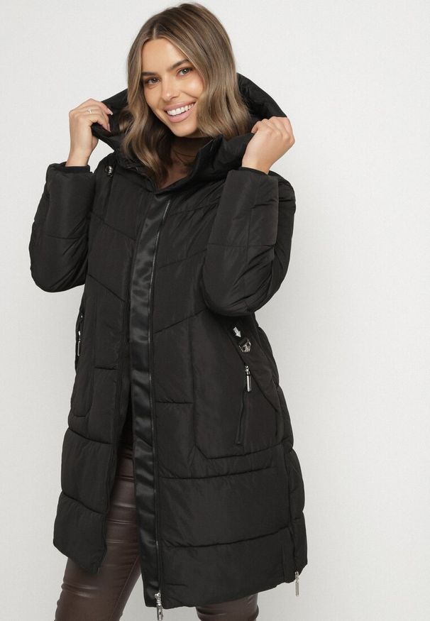 Born2be - Czarna Kurtka Pikowana z Kapturem i Suwakami po Bokach Lindrie. Okazja: na spacer, na co dzień. Typ kołnierza: kaptur. Kolor: czarny. Materiał: dzianina, jeans, poliester. Długość: długie. Styl: casual