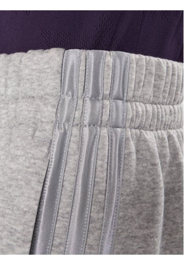 Adidas - adidas Spodnie dresowe Holiday 3-Stripes Fleece JM1888 Szary Loose Fit. Kolor: szary. Materiał: bawełna