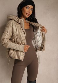 Renee - Beżowa Pikowana Kurtka o Pudełkowym Fasonie z Warstwowymi Rękawami Liotire. Okazja: na co dzień. Kolor: beżowy. Materiał: jeans, dzianina. Sezon: jesień. Styl: casual