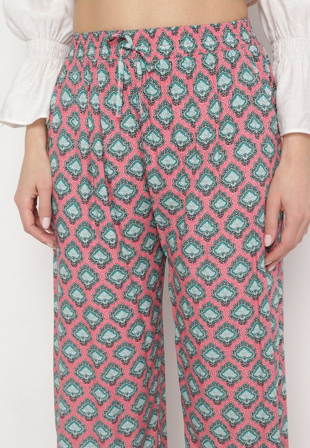 Born2be - Fuksjowo-Zielone Spodnie z Wiskozy w Mozaikowy Wzór z Gumką w Pasie Rivan. Okazja: na co dzień. Stan: podwyższony. Kolor: różowy. Materiał: wiskoza. Styl: elegancki, casual