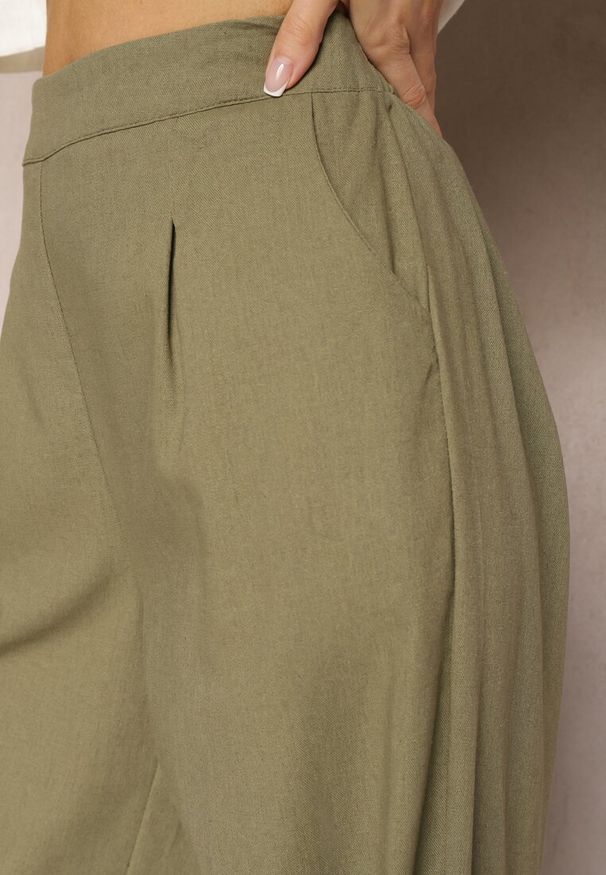 Renee - Ciemnozielone Spodnie z Bawełny i Lnem High Waist Kolalia. Okazja: do pracy, na spotkanie biznesowe, na co dzień, na spacer. Stan: podwyższony. Kolor: zielony. Materiał: bawełna, len. Styl: klasyczny, casual, biznesowy