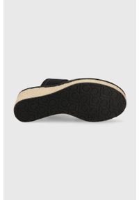 Calvin Klein klapki WEDGE 50HH - HE damskie kolor czarny na koturnie HW0HW01498. Kolor: czarny. Materiał: materiał, skóra, guma, włókno. Wzór: nadruk. Obcas: na koturnie #4