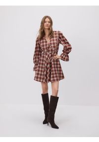 Reserved - Sukienka w kratkę z kołnierzem - burgundowy. Kolor: czerwony. Materiał: tkanina. Wzór: kratka #1