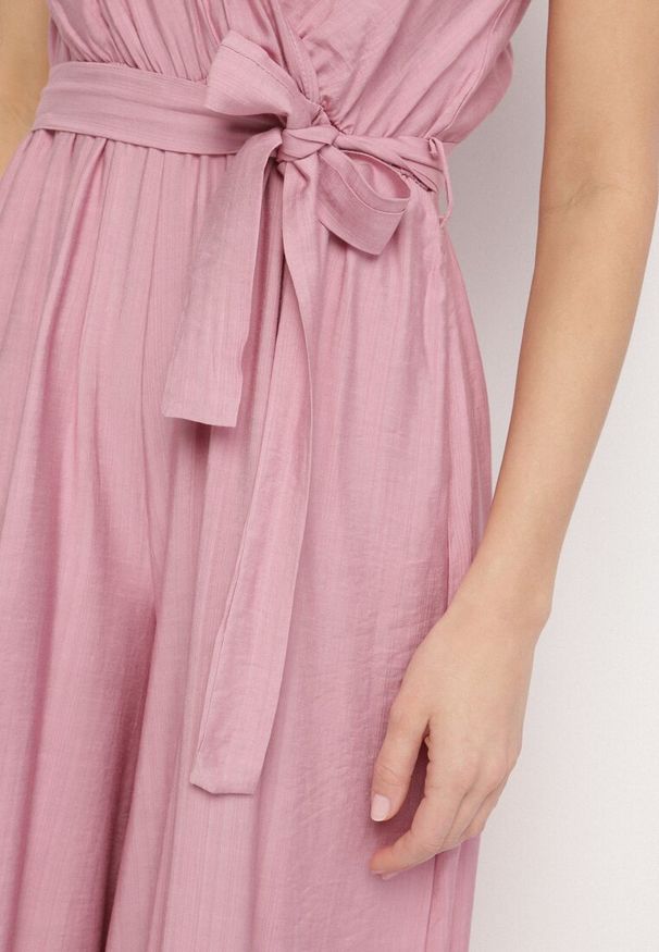 Born2be - Fioletowy Taliowany Kombinezon z Wiskozą i Paskiem Evithrae. Okazja: na co dzień. Kolor: fioletowy. Materiał: wiskoza. Styl: casual, klasyczny, elegancki, wizytowy