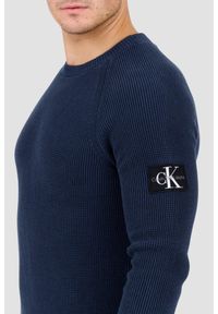 Calvin Klein - CALVIN KLEIN Granatowy męski sweter z naszywką. Okazja: na co dzień. Kolor: niebieski. Materiał: bawełna. Wzór: aplikacja. Styl: elegancki, klasyczny, casual #5