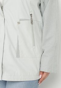 Born2be - Zielona Kurtka Wiatrówka z Odpinanym Kapturem i Ściągaczami Arseli. Okazja: na co dzień. Kolekcja: plus size. Kolor: zielony. Materiał: poliester, jeans, tkanina. Długość rękawa: długi rękaw. Długość: długie. Styl: casual, elegancki #2