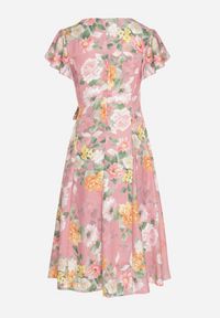 Born2be - Różowa Kwiatowa Sukienka z Kopertowym Dekoltem Atorina. Okazja: na co dzień, na spotkanie biznesowe, do pracy. Typ kołnierza: dekolt kopertowy. Kolor: różowy. Wzór: kwiaty. Typ sukienki: kopertowe. Styl: casual, biznesowy #6
