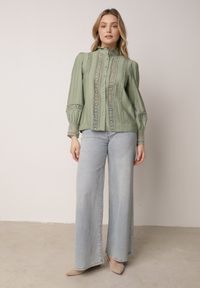 Born2be - Zielona Koszula ze Stójką i Koronką Argochis. Typ kołnierza: kołnierzyk stójkowy. Kolor: zielony. Materiał: koronka. Wzór: koronka #2