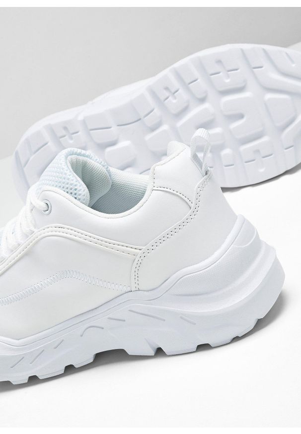 bonprix - Sneakersy chunky z lekką podeszwą. Zapięcie: sznurówki. Kolor: biały. Obcas: na platformie