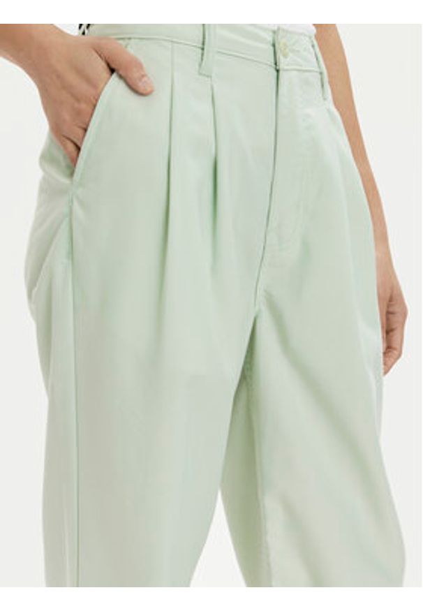 Vans Spodnie materiałowe Alder Relaxed Pleated Pant VN000GA0 Zielony Relaxed Fit. Kolor: zielony. Materiał: syntetyk