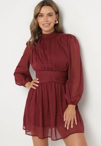 Born2be - Bordowa Sukienka Rozkloszowane ze Stójką Marszczeniami i Transparentnymi Ramionami Belabria. Okazja: na co dzień. Typ kołnierza: kołnierzyk stójkowy. Kolor: czerwony. Typ sukienki: rozkloszowane. Styl: casual, klasyczny #3