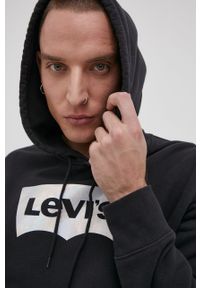 Levi's® - Levi's Bluza bawełniana męska kolor czarny z kapturem z nadrukiem. Okazja: na spotkanie biznesowe, na co dzień. Typ kołnierza: kaptur. Kolor: czarny. Materiał: bawełna. Wzór: nadruk. Styl: biznesowy, casual #5