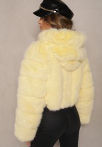 Renee - Żółta Krótka Kurtka Futerko z Pikowanymi Przeszyciami Kemeriana. Okazja: na co dzień. Kolor: żółty. Materiał: futro. Długość: krótkie. Styl: casual #3