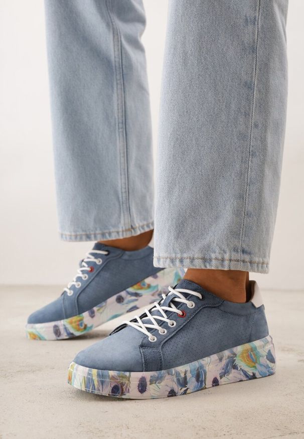 Renee - Niebieskie Skórzane Sneakersy na Plaformie w Pióra z Perforacją Tidessa. Okazja: na co dzień. Kolor: niebieski. Materiał: skóra. Wzór: aplikacja