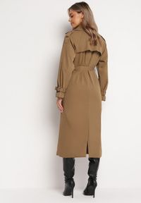 Born2be - Brązowy Długi Płaszcz Trencz Dwurzędowy z Paskiem w Talii Cadenite. Typ kołnierza: kolnierz wykładany. Kolor: brązowy. Długość: długie #4