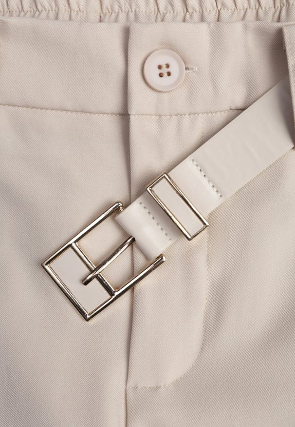 Born2be - Beżowe Eleganckie Spodnie Cygaretki z Wysokim Stanem i Paskiem z Klamerką Diminas. Okazja: na co dzień. Stan: podwyższony. Kolor: beżowy. Materiał: lakier. Wzór: gładki. Styl: elegancki