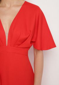 Born2be - Czerwona Koktajlowa Sukienka Vices o Asymetrycznym Kroju z Falbanką Finexia. Okazja: na wesele, na ślub cywilny, na imprezę. Kolor: czerwony. Wzór: aplikacja. Typ sukienki: asymetryczne. Styl: wizytowy #5