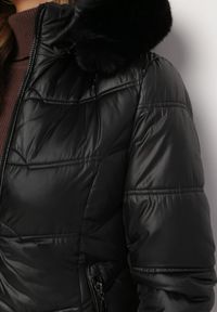 Born2be - Czarna Pikowana Kurtka Płaszcz za Kolano z Kapturem i Futerkiem Naelora. Typ kołnierza: kaptur. Kolor: czarny. Materiał: futro #6