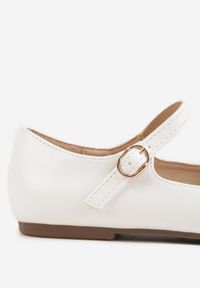 Born2be - Białe Eleganckie Balerinki z Paskiem z Klamerką i Kwadratowym Noskiem Brilea. Okazja: na co dzień, na uczelnię. Zapięcie: pasek. Kolor: biały. Materiał: jeans. Styl: elegancki #4
