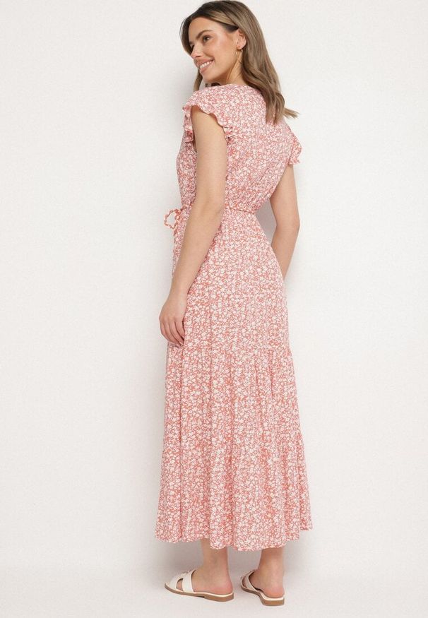 Born2be - Różowa Sukienka Cadulenn. Typ kołnierza: kołnierz z falbankami. Kolor: różowy. Materiał: tkanina. Długość rękawa: krótki rękaw. Wzór: nadruk, aplikacja, kwiaty. Styl: boho. Długość: maxi