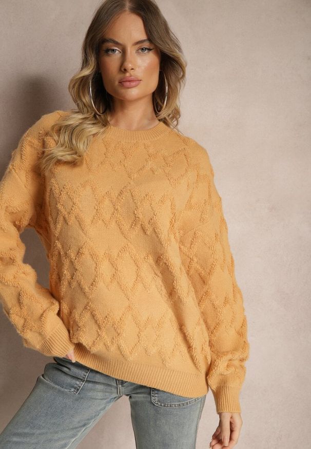 Renee - Żółty Luźny Sweter o Pudełkowym Kroju i Tłoczonym Splocie ze Ściągaczami Elomara. Okazja: na co dzień. Kolor: żółty. Materiał: jeans. Wzór: ze splotem. Styl: elegancki, casual