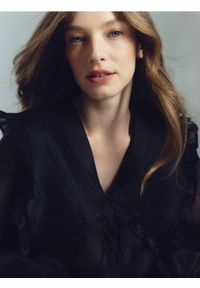 Reserved - Bluzka z ozdobnym kołnierzem - czarny. Kolor: czarny. Materiał: tkanina #1