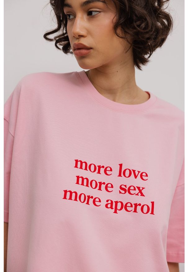 Marsala - T-shirt z NADRUKIEM w kolorze PINK - EAZY - MORE LOVE. Materiał: bawełna, elastan. Wzór: nadruk. Styl: klasyczny
