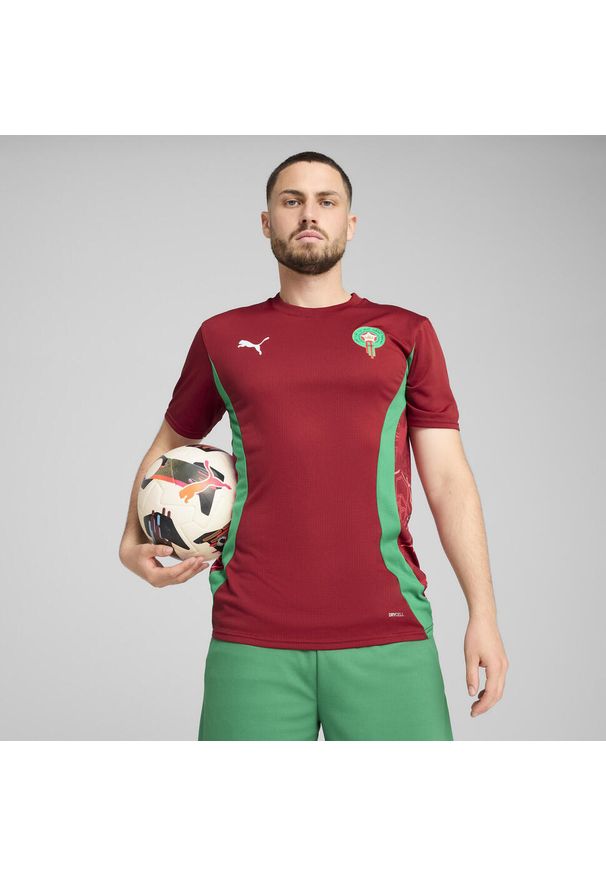 Puma - Męska koszulka przedmeczowa Maroko PUMA Intense Red Archive Green. Kolor: czerwony, zielony, wielokolorowy. Sport: piłka nożna