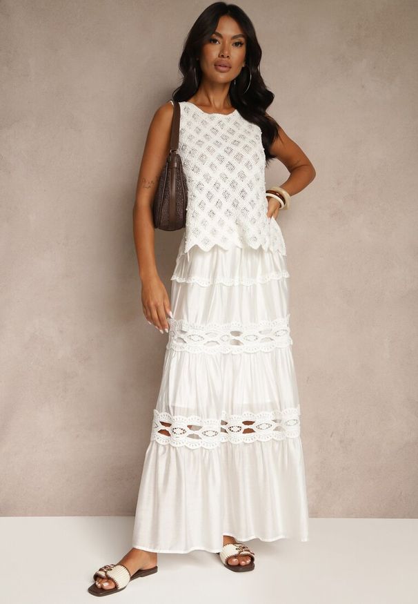 Renee - Biała Bluzka Ozdobiona Perełkami i Ażurowym Motywem Halenesa. Okazja: na spacer. Kolor: biały. Materiał: jeans. Wzór: aplikacja, ażurowy. Styl: klasyczny, elegancki