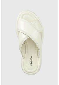 Calvin Klein klapki skórzane BUBBLE SLIDE - PAT damskie kolor biały na platformie HW0HW01469. Kolor: biały. Materiał: skóra. Wzór: gładki. Obcas: na platformie #2