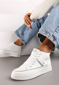 Born2be - Biało-Szare Płaskie Sneakersy Sznurowane z Wysoką Cholewką i Ozdobnym Paskiem Aritela. Wysokość cholewki: przed kolano. Zapięcie: pasek. Kolor: biały. Materiał: jeans. Szerokość cholewki: normalna #4