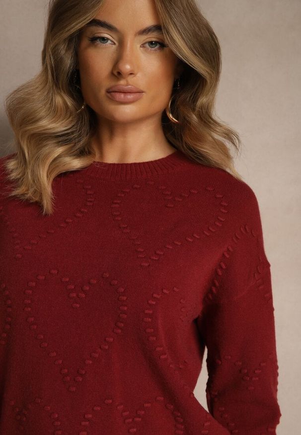 Renee - Bordowy Sweter z Tłoczonymi Sercami Unareia. Okazja: na co dzień. Kolor: czerwony. Materiał: jeans. Sezon: jesień. Styl: casual