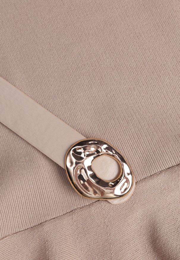 Born2be - Beżowa Bluzka Dzianinowa z Baskinką i Paskiem Lyvara. Okazja: na co dzień. Kolor: beżowy. Materiał: dzianina. Styl: casual, klasyczny