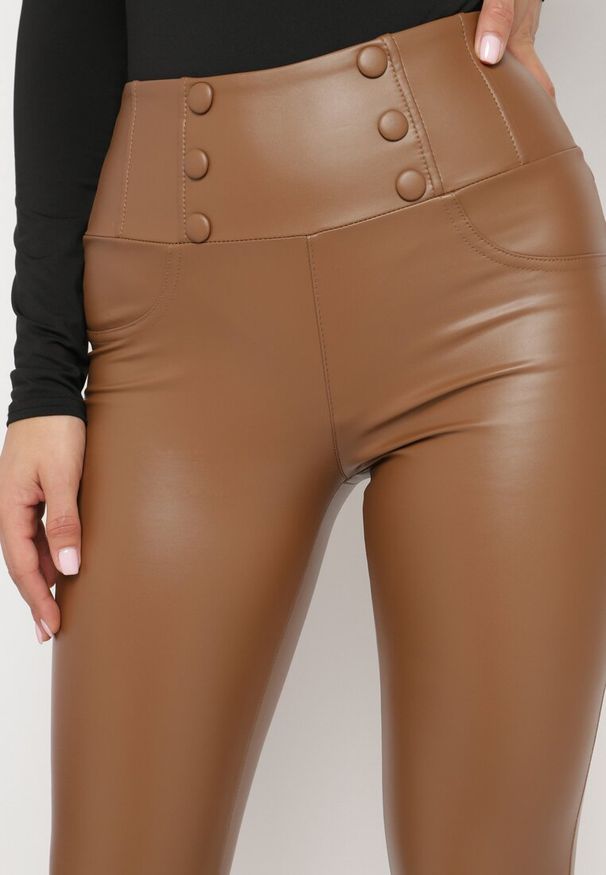 Born2be - Brązowe Legginsy z Ekoskóry Ocieplane z Efektem Push-Up Labrisa. Okazja: na co dzień. Stan: podwyższony. Kolor: brązowy. Materiał: materiał. Styl: elegancki, casual