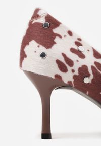 Born2be - Brązowe Czółenka na Szpilce Vices w Krowie Łaty ze Skórzaną Wkładką Ozdobione Ćwiekami i Klamrą Rilisea. Okazja: na co dzień. Zapięcie: klamry. Kolor: brązowy. Materiał: skóra. Wzór: aplikacja. Obcas: na szpilce. Styl: casual, elegancki, klasyczny #3