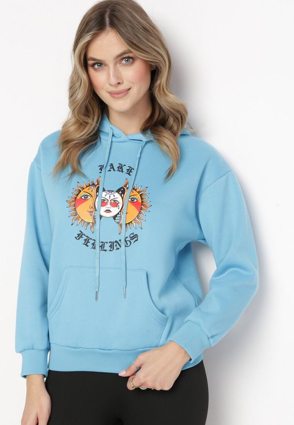 Born2be - Jasnoniebieska Bluza z Kolorowym Nadrukiem i Kapturem Kimna. Kolor: niebieski. Wzór: nadruk, kolorowy