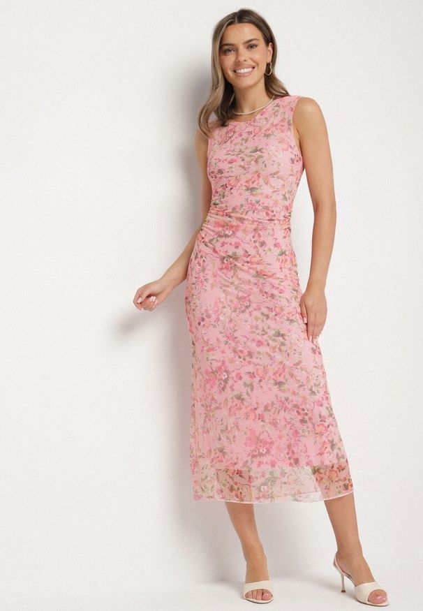 Born2be - Różowa Dopasowana Sukienka w Kwiaty Meluvea. Okazja: na co dzień. Kolor: różowy. Materiał: jeans. Wzór: kwiaty. Typ sukienki: proste. Styl: casual, klasyczny