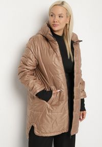 Born2be - Jasnobrązowa Przejściowa Kurtka z Pikowanymi Przeszyciami Fesinoa. Okazja: na co dzień, na spacer. Typ kołnierza: kaptur. Kolekcja: plus size. Kolor: brązowy. Materiał: jeans. Styl: casual #3