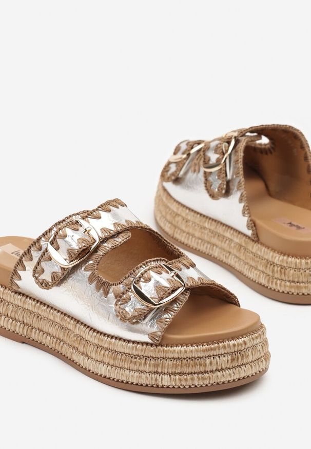 Born2be - Srebrne Klapki na Grubej Plecionej Podeszwie z Szydełkowym Wzorem Tenavira. Okazja: na co dzień. Kolor: srebrny. Sezon: lato. Styl: boho, casual