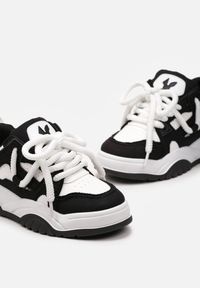 Renee - Czarne Sneakersy na Niskiej Platformie z Grubymi Sznurówkami Nerisses. Kolor: czarny. Obcas: na platformie #6