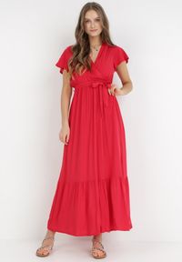Born2be - Czerwona Sukienka Diomeira. Kolor: czerwony. Materiał: tkanina. Wzór: gładki, jednolity. Typ sukienki: kopertowe. Styl: klasyczny, elegancki. Długość: maxi