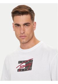 Tommy Jeans T-Shirt Street Sigh Flag DM0DM18528 Biały Regular Fit. Kolor: biały. Materiał: bawełna. Styl: street #4