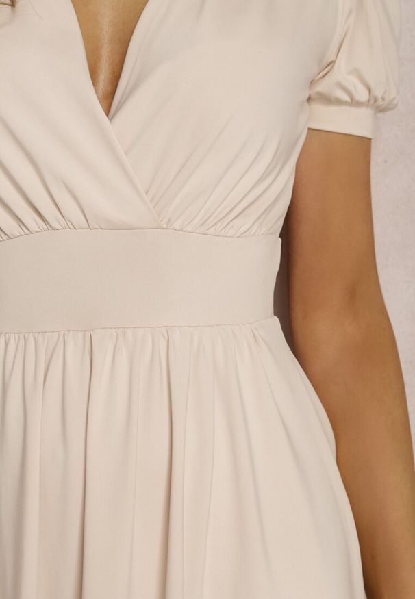 Renee - Beżowa Sukienka Agamia. Kolor: beżowy. Materiał: dzianina. Długość rękawa: krótki rękaw. Typ sukienki: kopertowe. Długość: mini