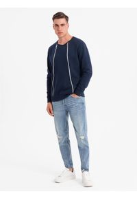 Ombre Clothing - Bluza męska z ozdobnymi zamkami z przodu – granatowa V2 - Rozmiar: M. Okazja: na co dzień. Kolor: niebieski. Materiał: dresówka, poliester, bawełna. Wzór: aplikacja. Styl: casual #4