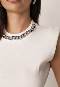 Born2be - Biały Top Bez Rękawów z Wiskozą z Łańcuszkiem i Usztywnianymi Ramionami Shylisa. Okazja: do pracy, na co dzień. Kolor: biały. Materiał: wiskoza. Długość rękawa: bez rękawów. Długość: długie. Wzór: aplikacja. Styl: casual #5