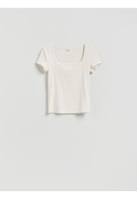 Reserved - T-shirt z dekoltem karo - złamana biel. Typ kołnierza: dekolt w karo. Materiał: włókno, bawełna #1