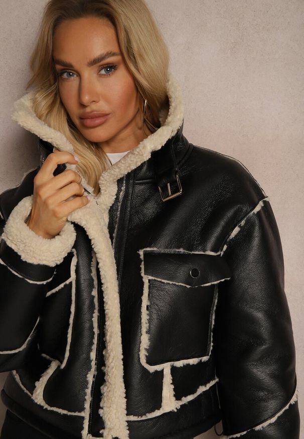 Renee - Czarna Kurtka Typu Biker o Krótkim Kroju z Kołnierzem i Kieszeniami Naonellea. Okazja: na co dzień. Kolor: czarny. Materiał: jeans, futro. Długość: krótkie. Styl: elegancki, casual